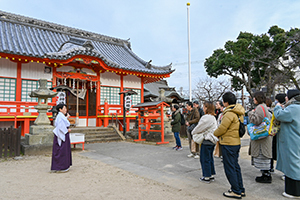 粟津天満神社で説明を聞く参加者