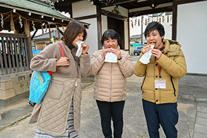 コロッケを頬張る参加者