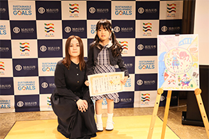 小中学生部門の最優秀賞を受賞した藤井さんといとうのいぢさん