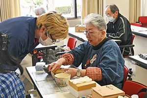 参加者にアドバイスをする講師