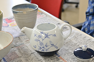 欠けた湯飲みとティーポット