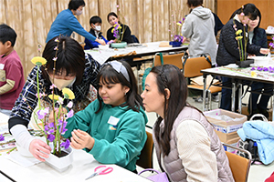 花を生ける親子