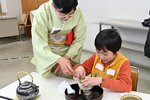 お茶を点てる参加者