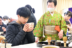 自分で点てたお茶を飲む参加者