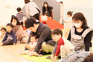 ヨガに参加する親子