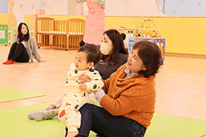 骨盤調整の動きをする参加者