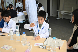 水の硬度を調べる男の子