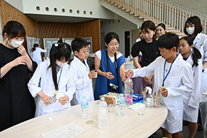 水を飲み比べる参加者たち