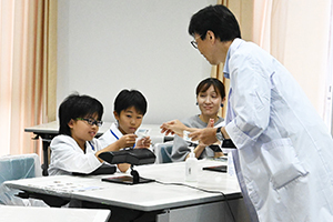 修了証をもらう参加者