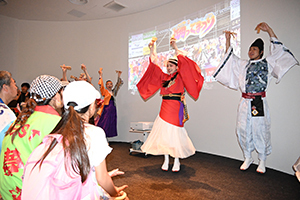 踊っこまつりの出演者が総踊りを披露する様子