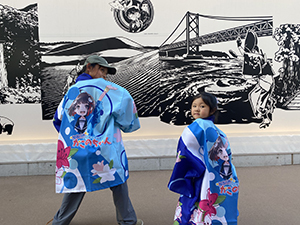 かこのちゃんの法被を着てポーズを決める参加者