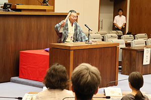 講談を披露する旭堂南海さん