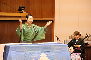 浪曲を披露する幸太さん