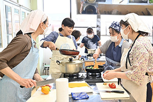 調理をする参加者