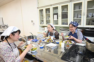 試食する参加者