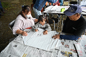 たこを作る女の子