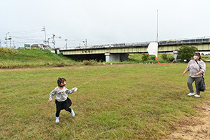 たこ揚げをする女の子