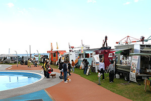 たくさんの店が並ぶ