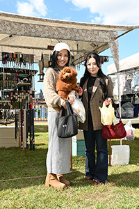 愛犬を抱く女性