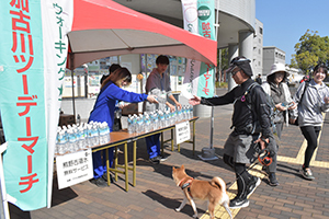 高校生ボランティアから水を受け取る参加者