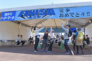 ゴールで記念写真を撮る家族