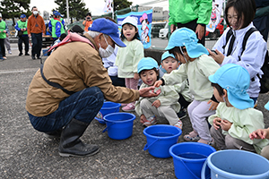 キジハタに触るこどもたち