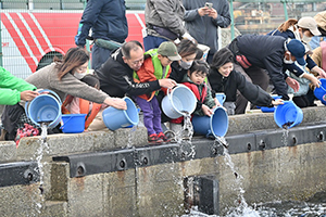 稚魚を放流する参加者