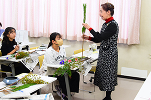 生け花の説明を行う講師