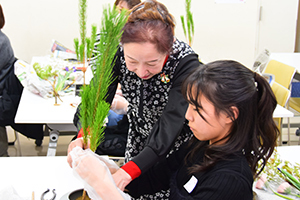 講師から手ほどきを受ける参加者