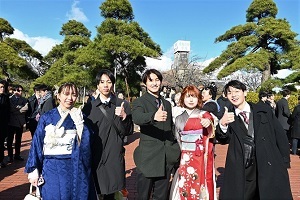 市役所前広場でお互いを祝う男女