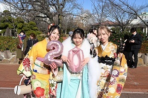 市役所前広場でお互いを祝う女性グループ