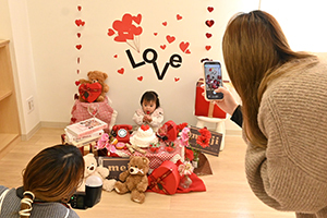 フォトスポットで写真を撮る保護者