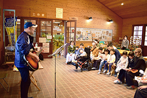 弾き語りの様子