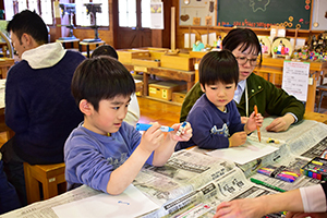 色塗りをする参加者