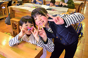 完成したキーホルダーを見せる参加者