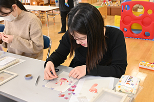 作品を作る参加者