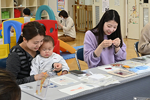 こどもと一緒に作品を作る参加者