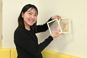 作品を掲げる参加者