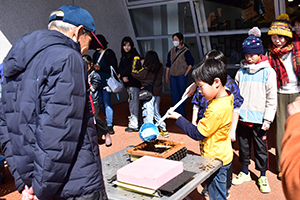 型にのりを流し込む参加者
