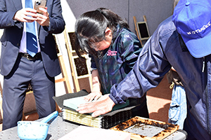 のりを押さえる参加者