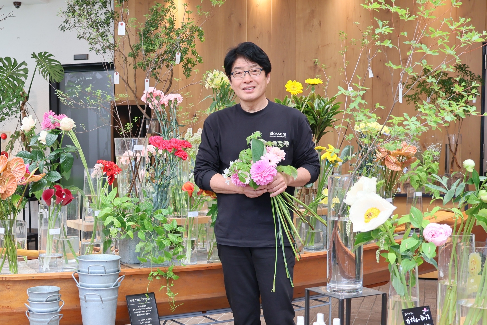花を両手に持つ日坂さん