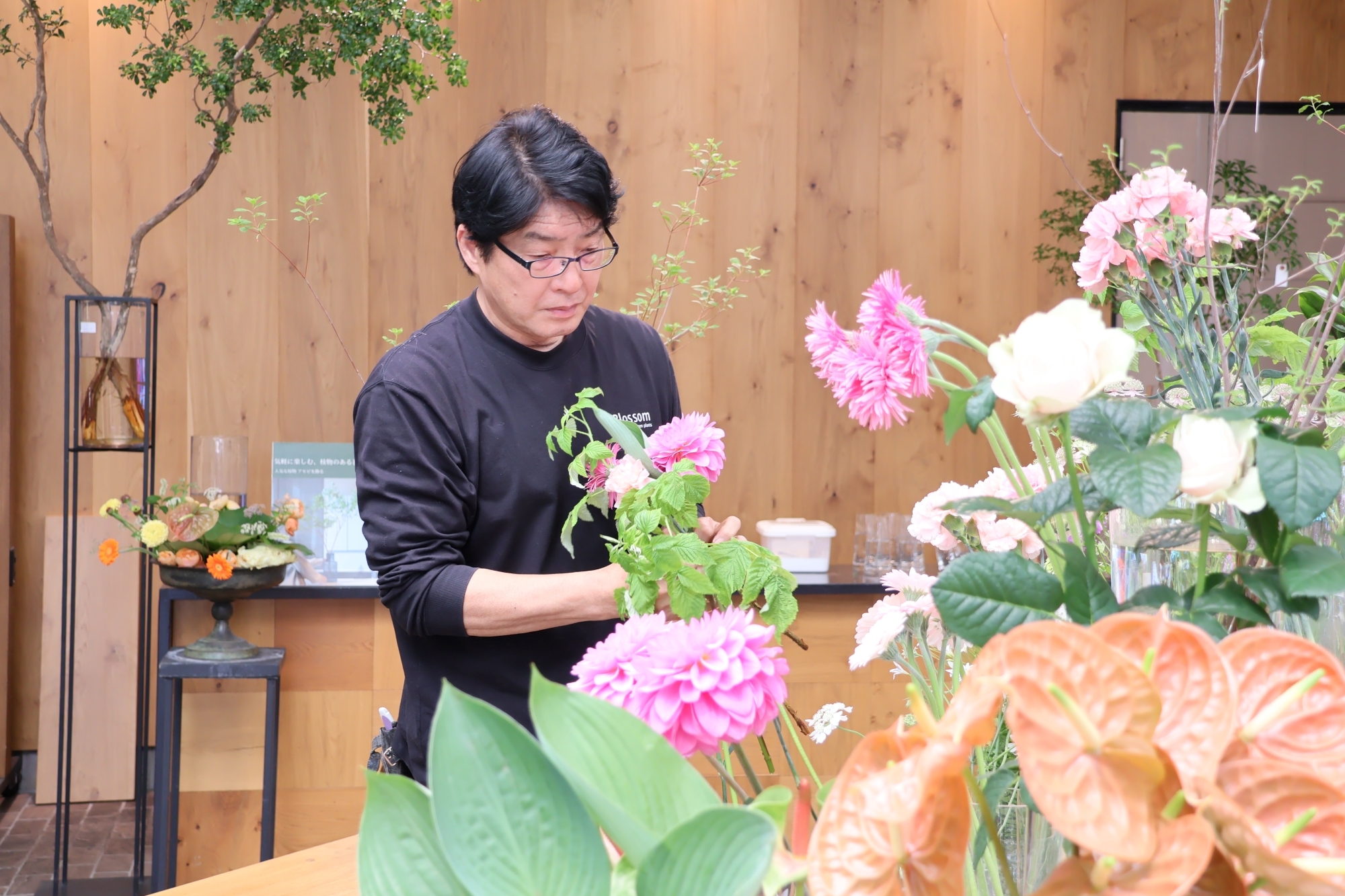 花束を作る日坂さん