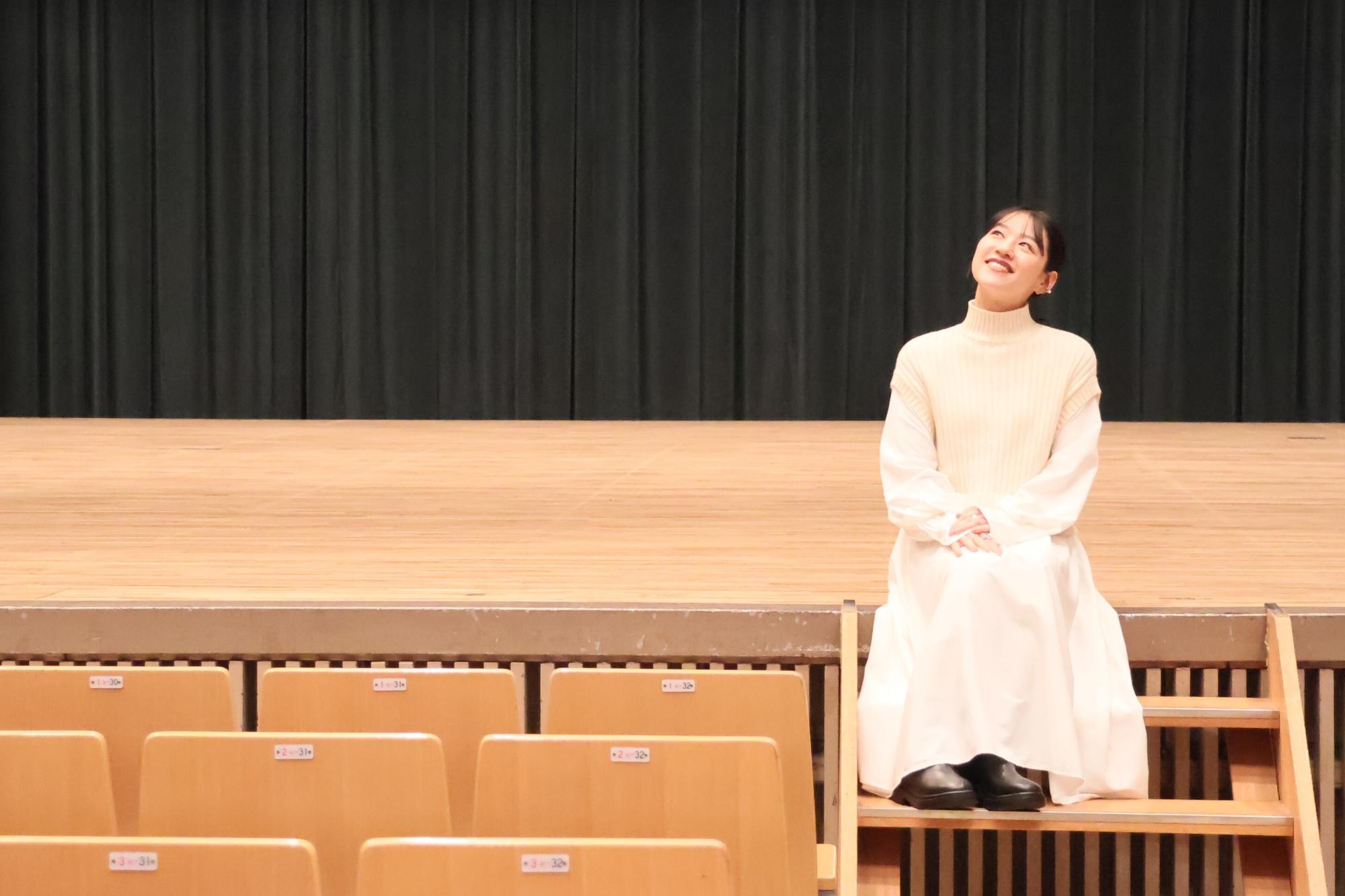 懐かしい舞台で思い出を振り返る森さん