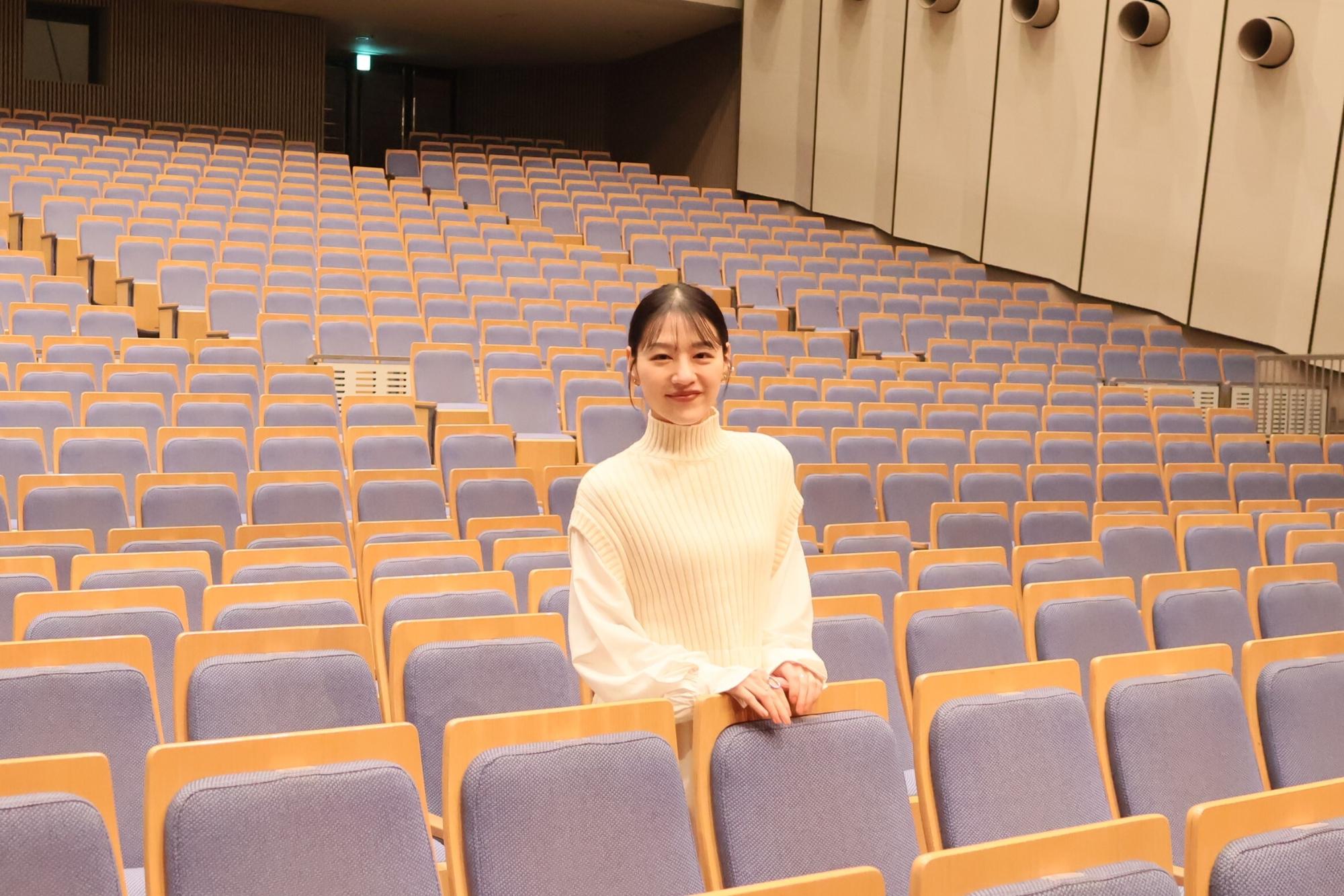 ホールの客席で写る森さん