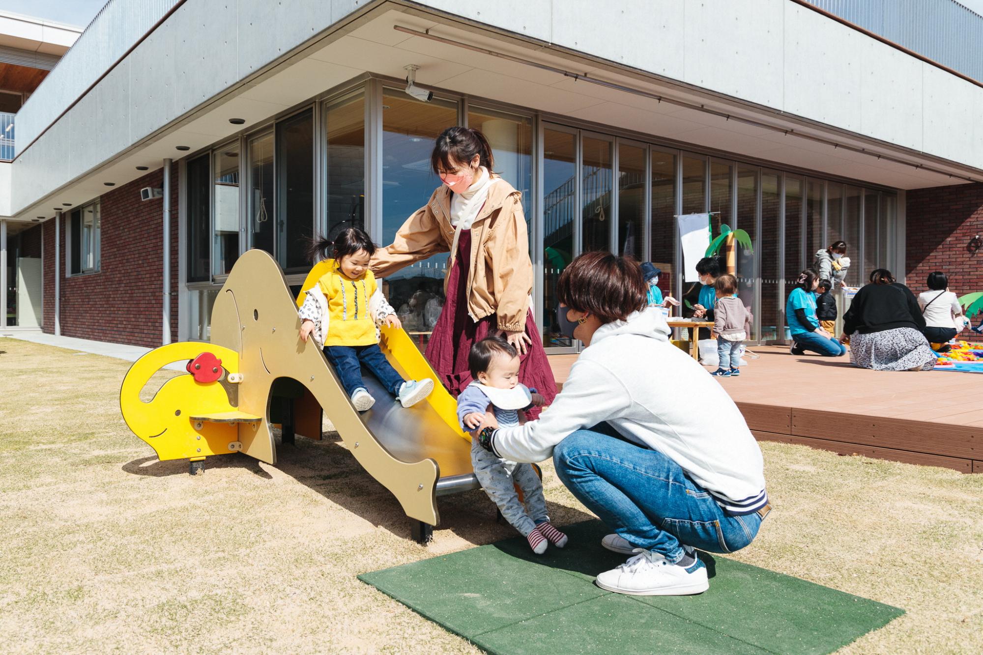 かこてらすの遊具で遊ぶ家族