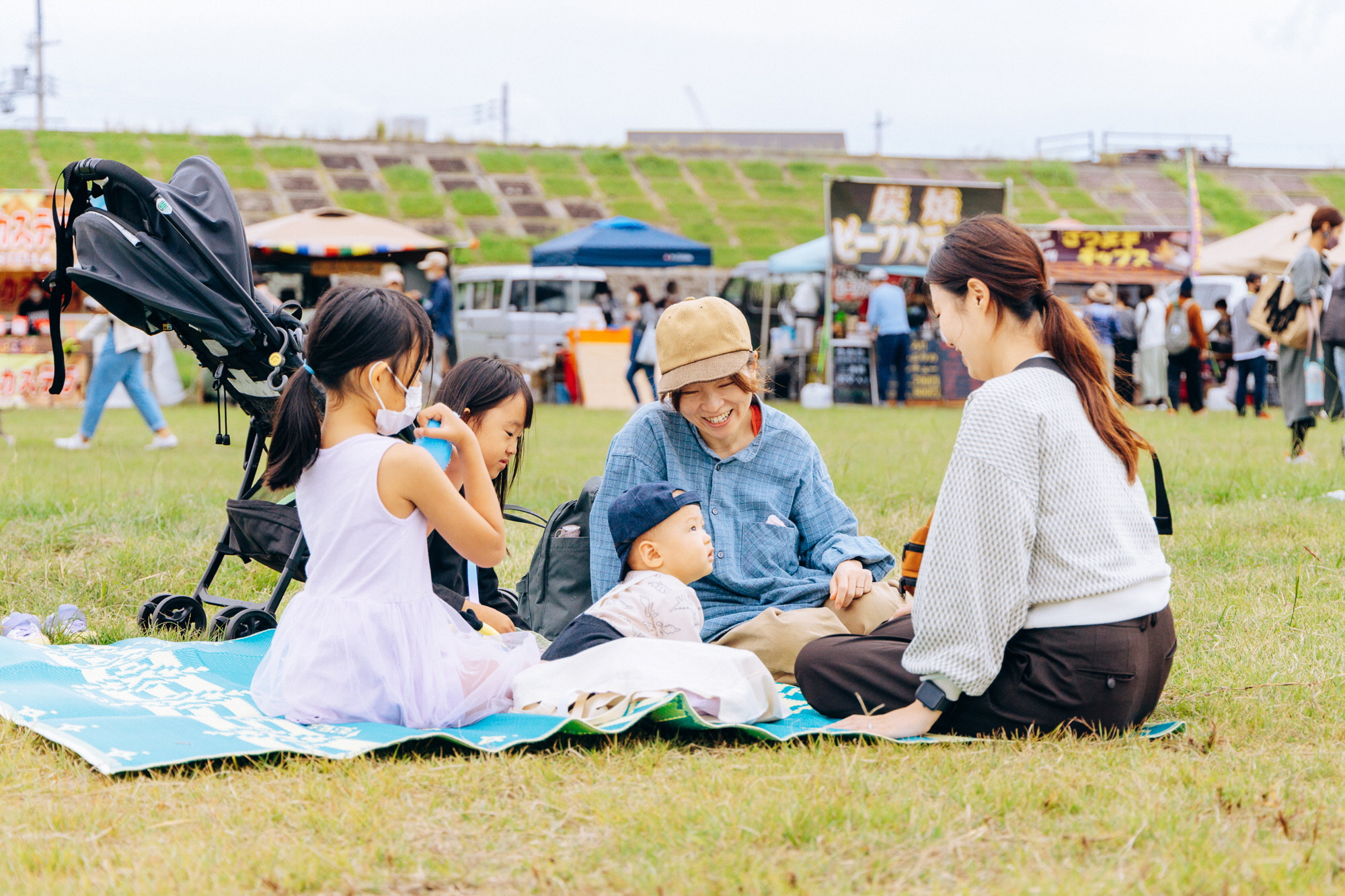 河川敷でピクニックをする家族