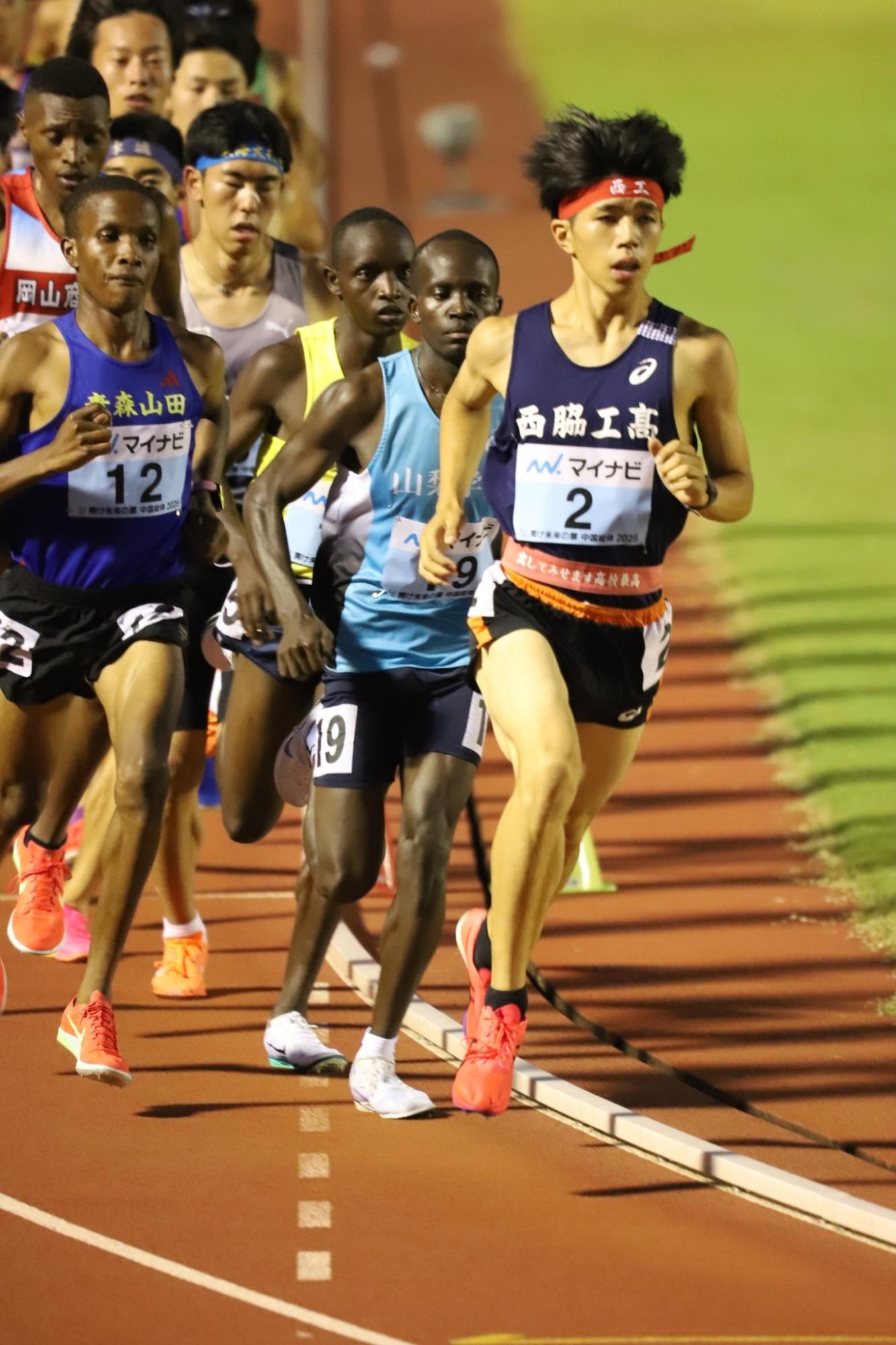 全国高等学校総合体育大会で先頭を走る新妻さん