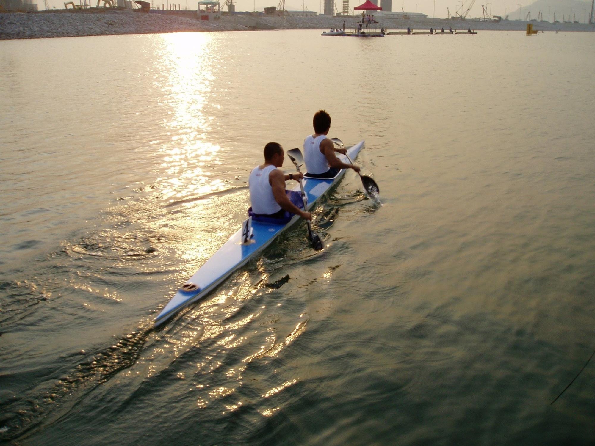 競技用カヌーを漕ぐ尾野藤さん