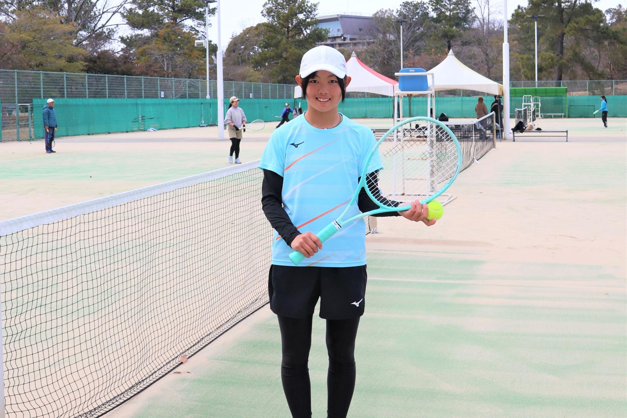 日岡山公園第1テニスコートで練習する塩見さん