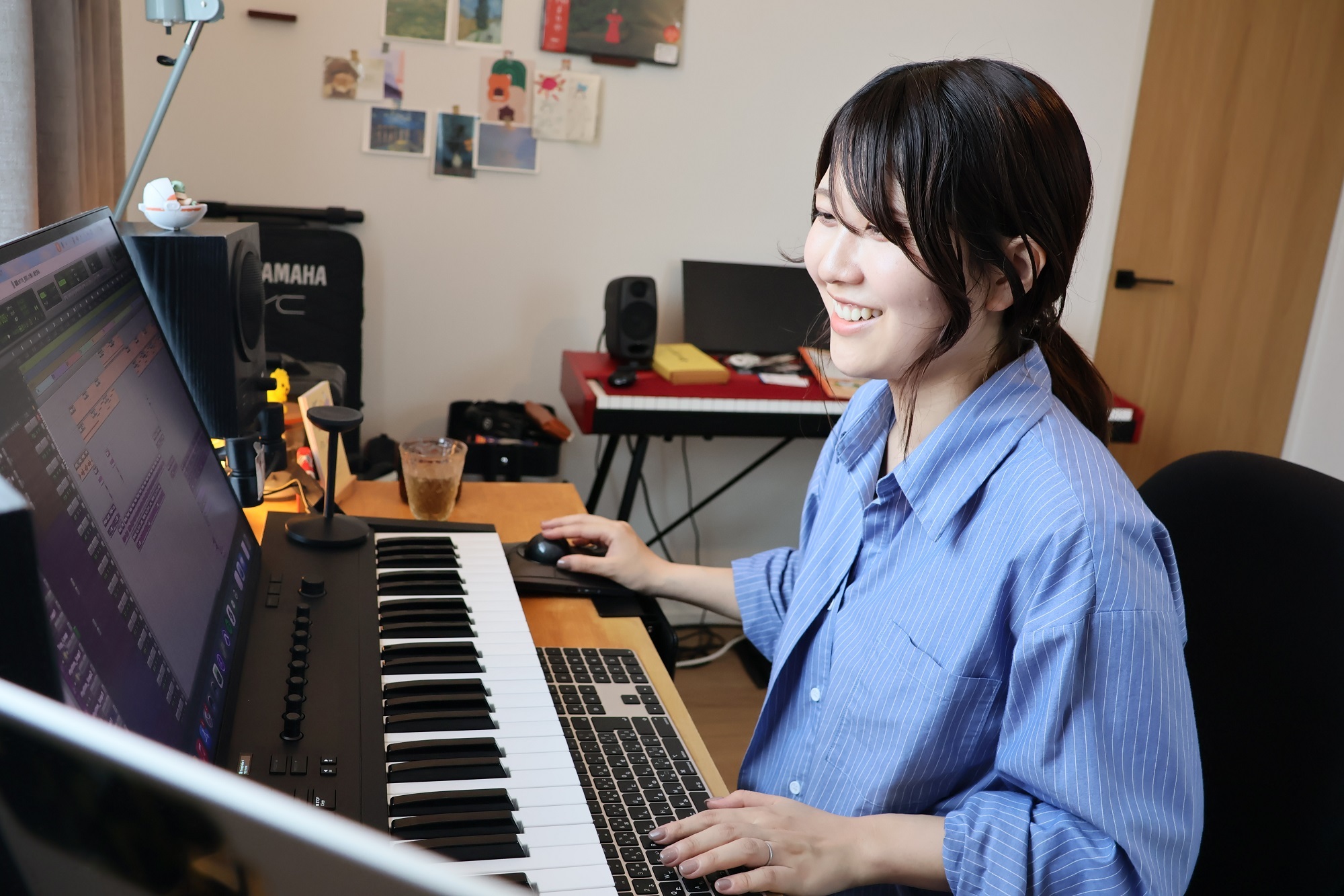 パソコンとキーボードを前に作業をする馬瀬さん